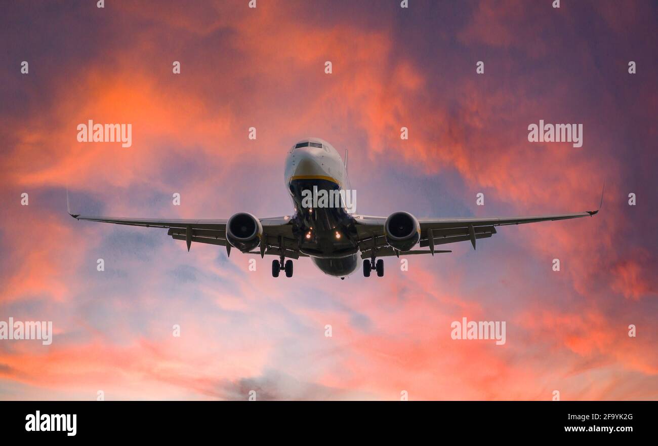 Ryan Air Boeing 737-800 kommt bei Sonnenuntergang an Land, Transport Stockfoto