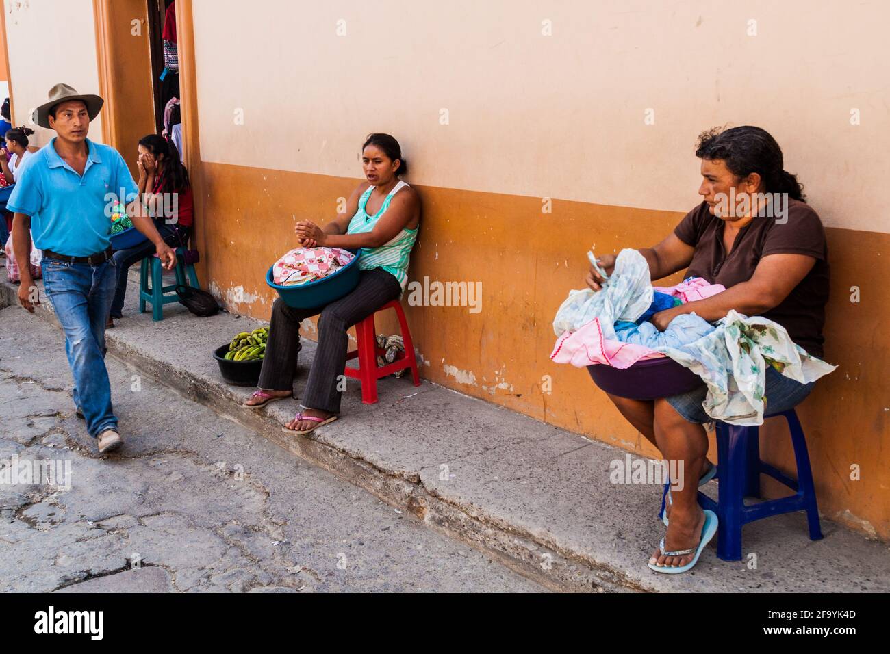 GRACIAS, HONDURAS - 14. APRIL 2016: Einheimische Lebensmittelhändler auf einer Straße in Gracias Stockfoto