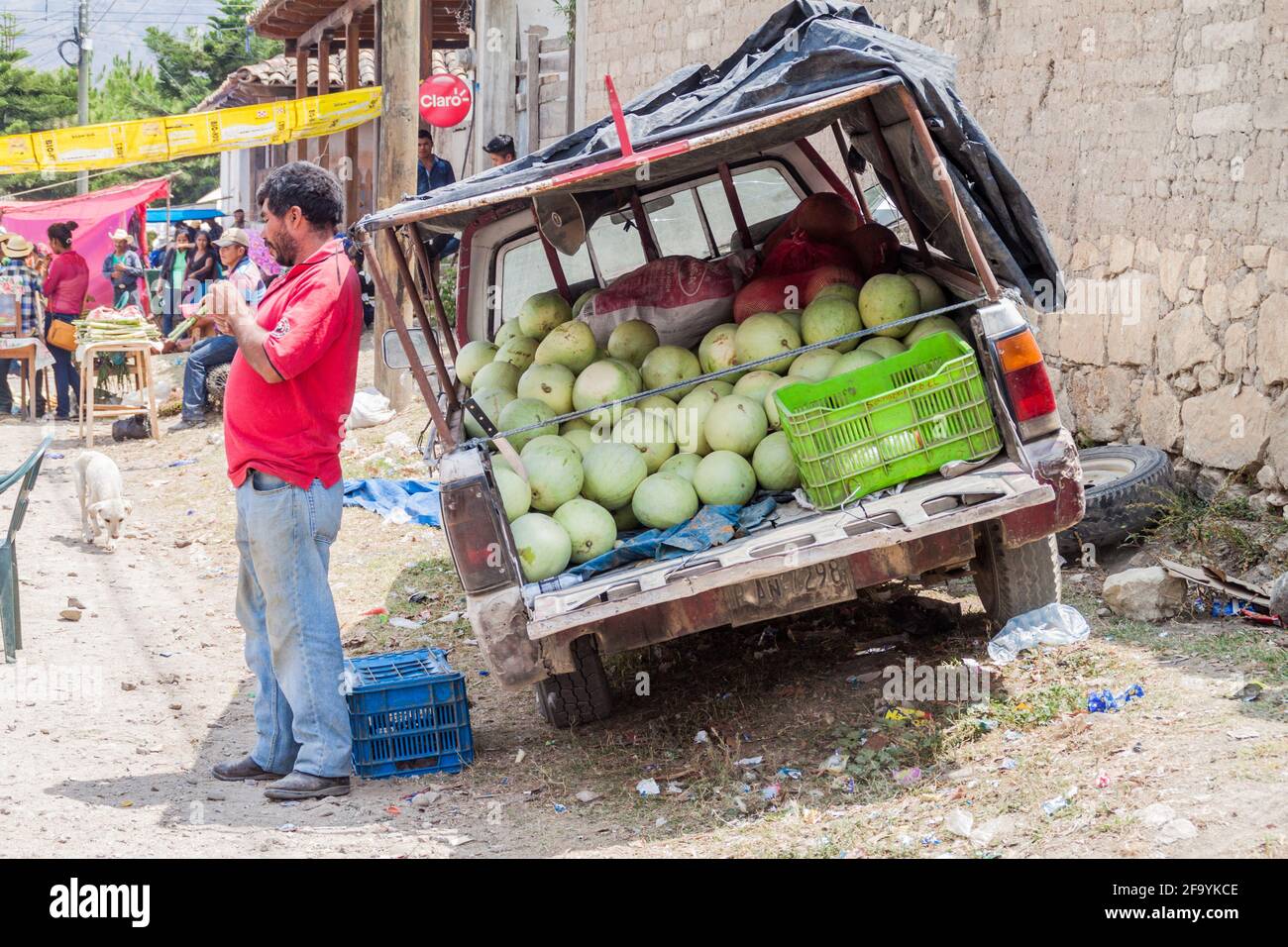 SAN MANUEL DE COLOHETE, HONDURAS - 15. APRIL 2016: Wassermelonenverkäufer auf einem Markt. Zweimal im Monat gibt es in diesem Dorf einen großen Markt. Stockfoto
