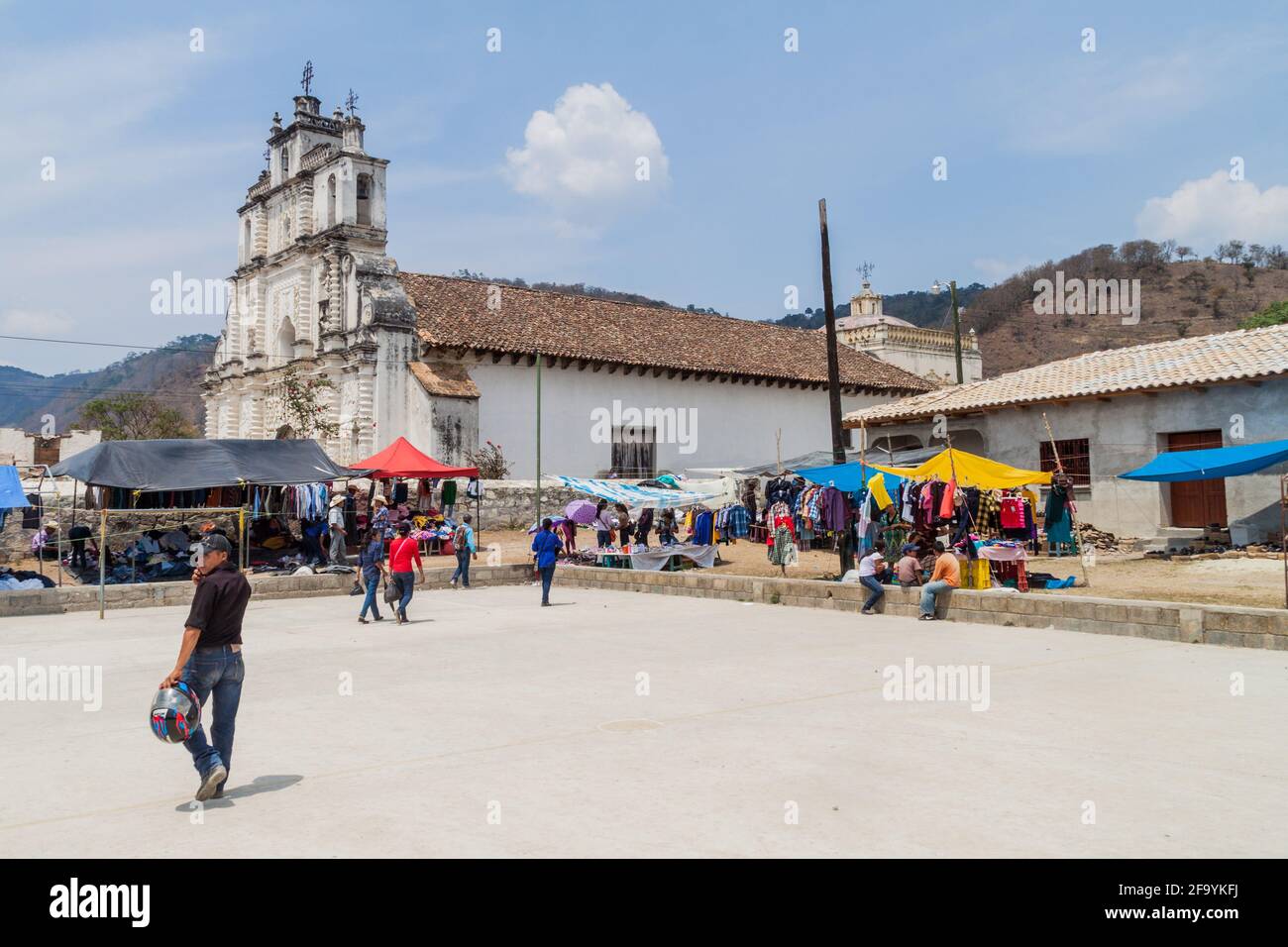SAN MANUEL DE COLOHETE, HONDURAS - 15. APRIL 2016: Einheimische Ureinwohner auf einem Markt. Zweimal im Monat gibt es in diesem Dorf einen großen Markt. Stockfoto