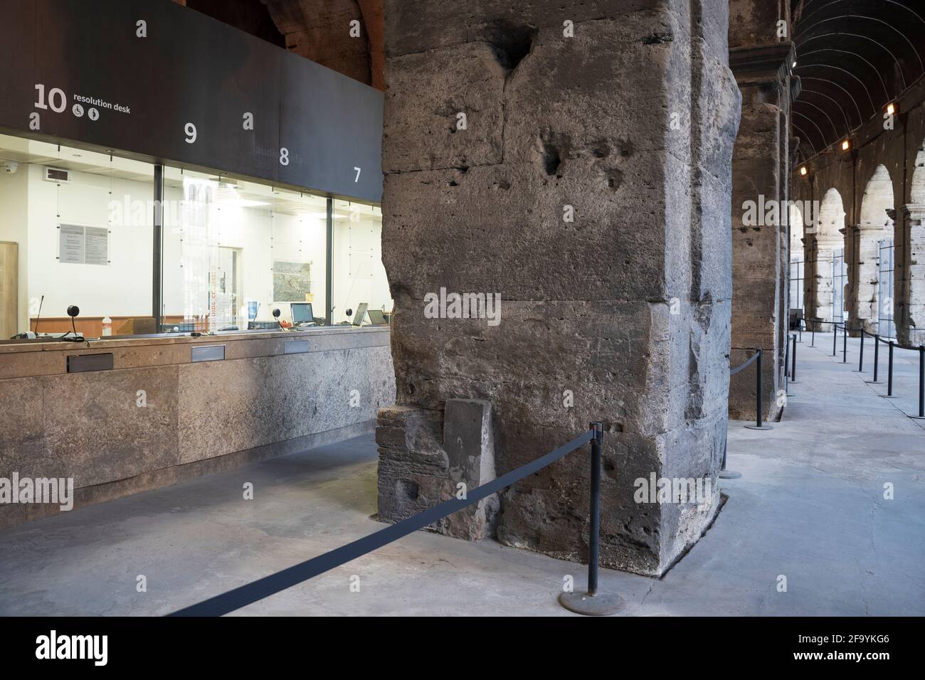 Das Flavian Amphitheater, auch als Kolosseum bekannt, ist während der Pandemie von 19 völlig leer. Rom, Italien 03 04 2021 Stockfoto