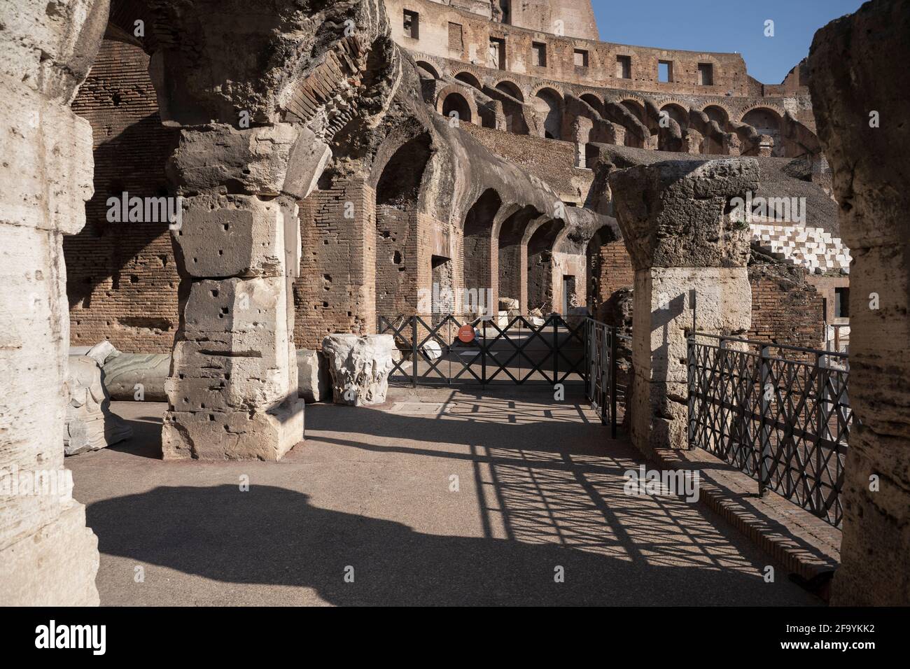 Das Flavian Amphitheater, auch als Kolosseum bekannt, ist während der Pandemie von 19 völlig leer. Rom, Italien 03 04 2021 Stockfoto
