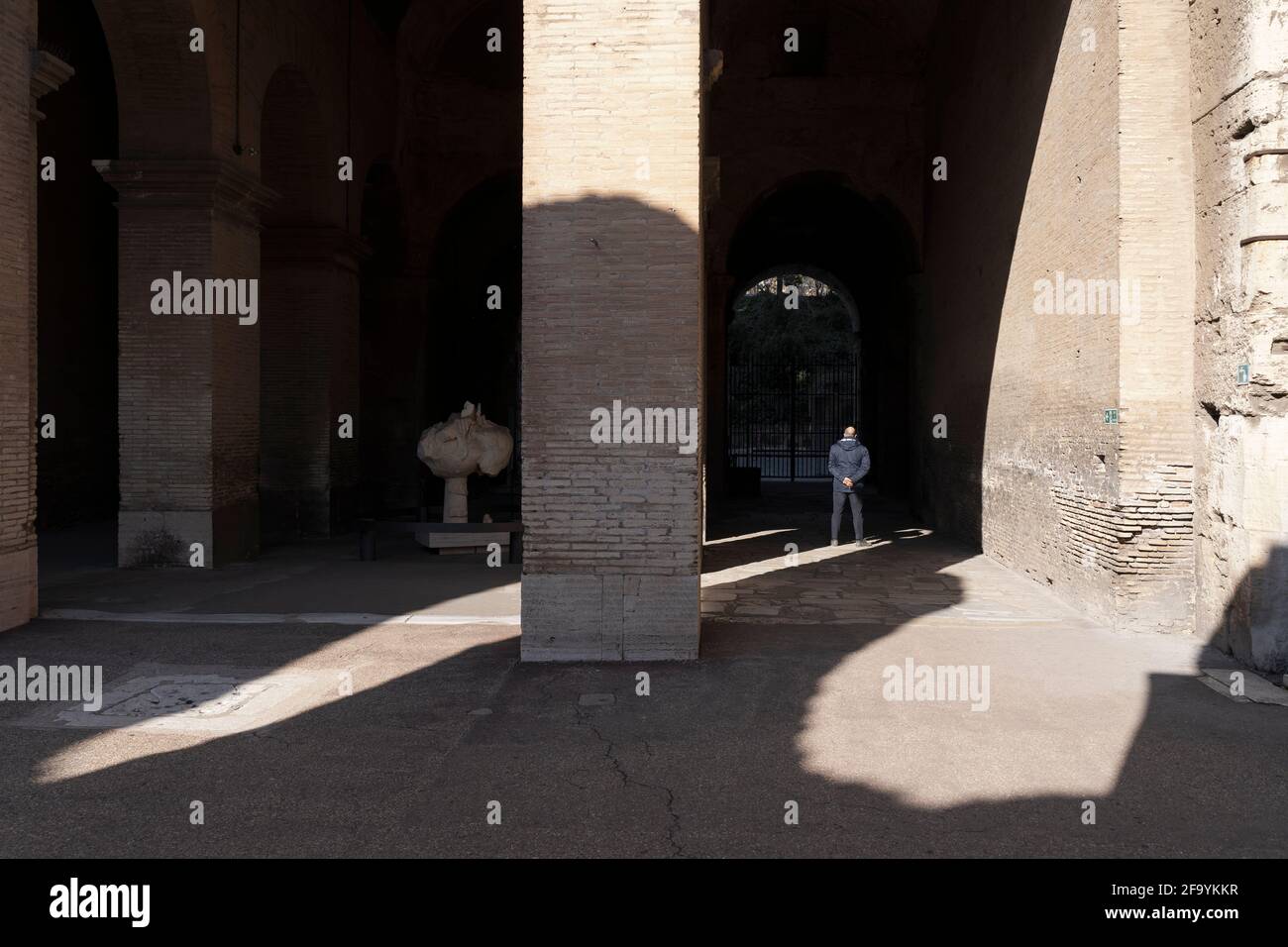 Das Flavian Amphitheater, auch als Kolosseum bekannt, ist während der Pandemie von 19 völlig leer. Rom, Italien 03 04 2021 Stockfoto