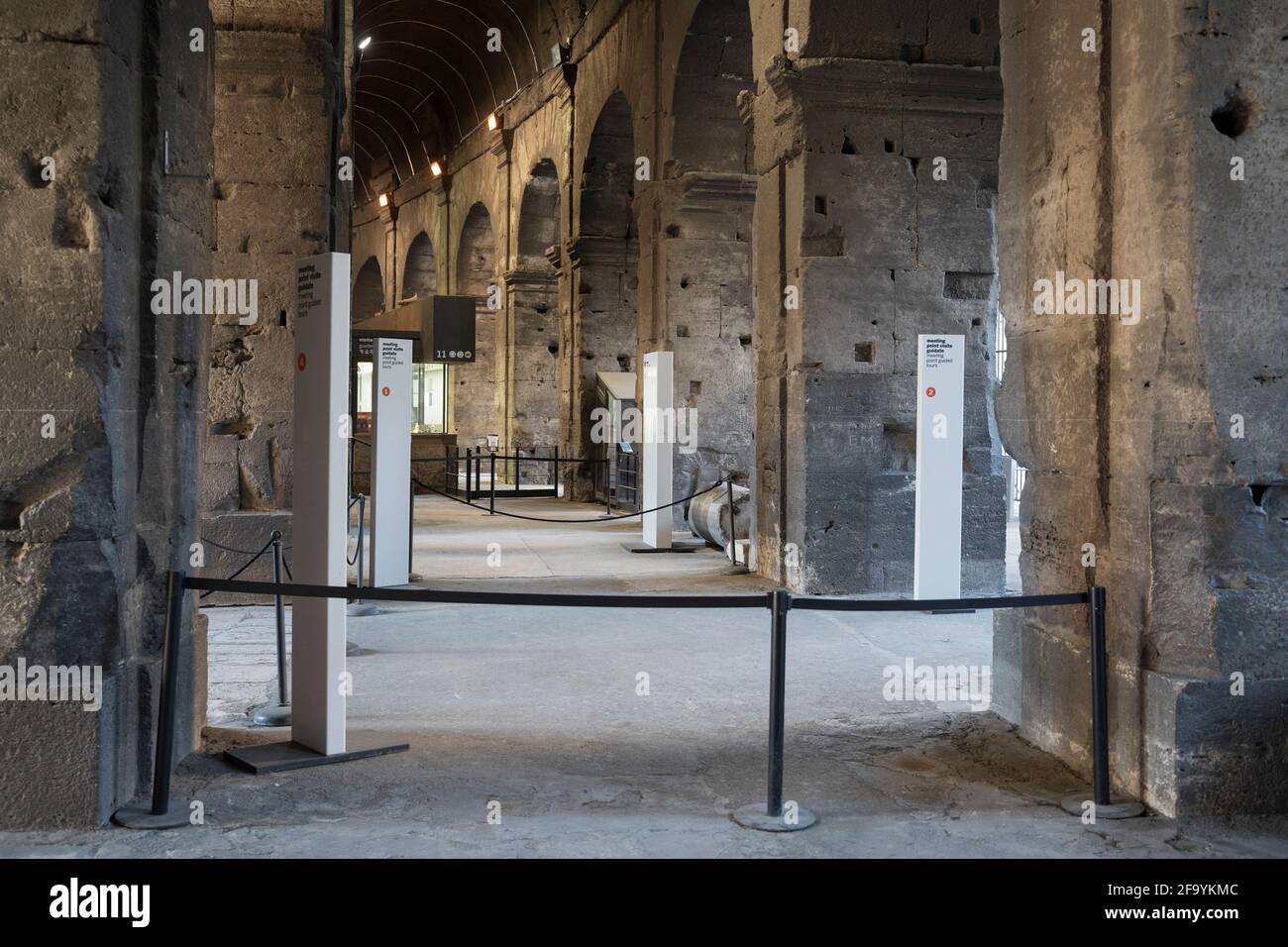 Das Flavian Amphitheater, auch als Kolosseum bekannt, ist während der Pandemie von 19 völlig leer. Rom, Italien 03 04 2021 Stockfoto