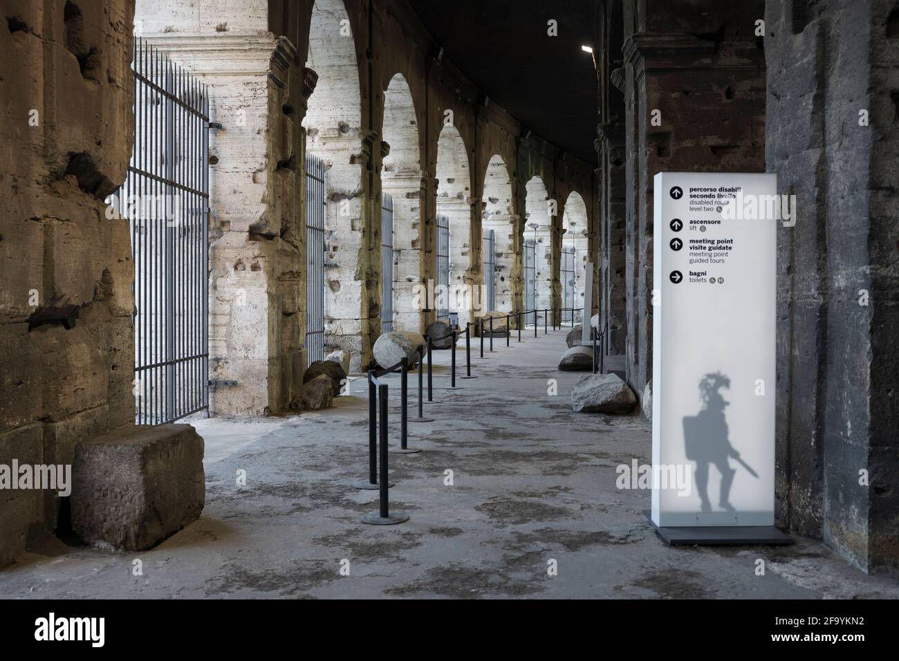 Das Flavian Amphitheater, auch als Kolosseum bekannt, ist während der Pandemie von 19 völlig leer. Rom, Italien 03 04 2021 Stockfoto
