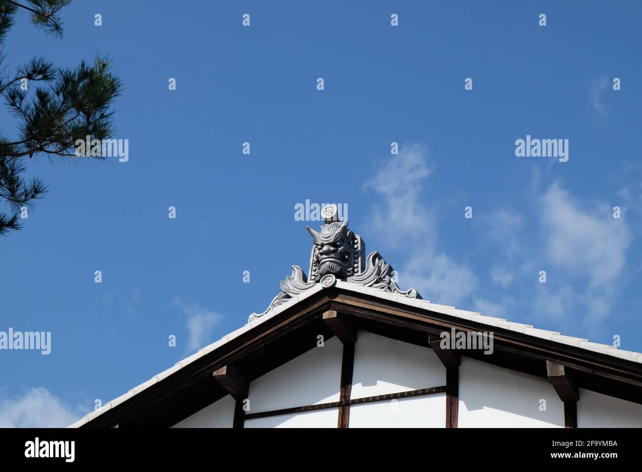 Onigawara von furchterregenden Blicken schützt das Gebäude vor bösen Geistern. Stockfoto