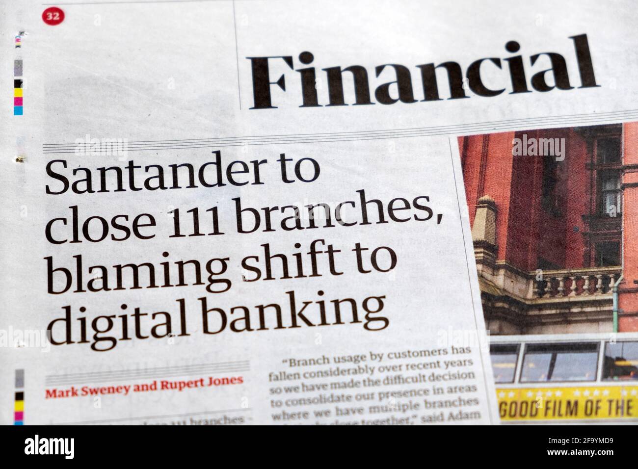 „Santander schließt 111 Filialen und beschuldigt den Wechsel zum digitalen Banking“ Guardian Financial newspaper headline Business page 26. März 2021 London England, Großbritannien Stockfoto