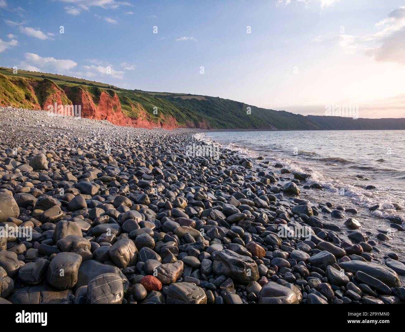 Der Strand und die Klippen von Peppercombe an der Küste von North Devon, England. Stockfoto