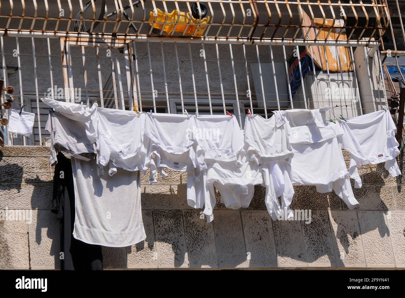 Jerusalem: Weiße Wäsche trocknet auf einer Wäscheleine auf dem Balkon Stockfoto