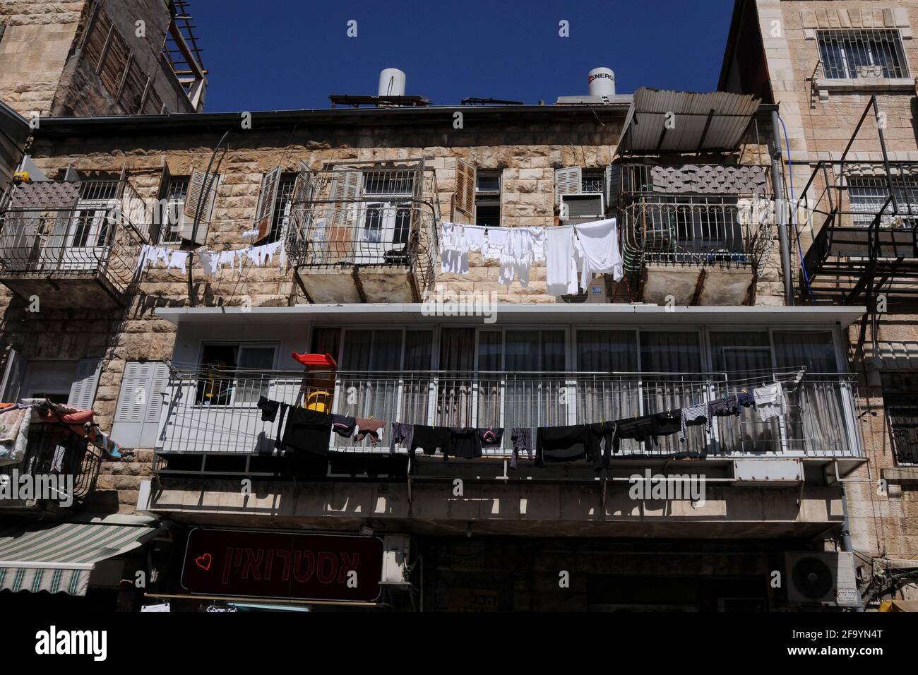 Jerusalem: Helles und dunkles Trocknen der Wäsche auf einer Wäscheleine auf dem Balkon Stockfoto