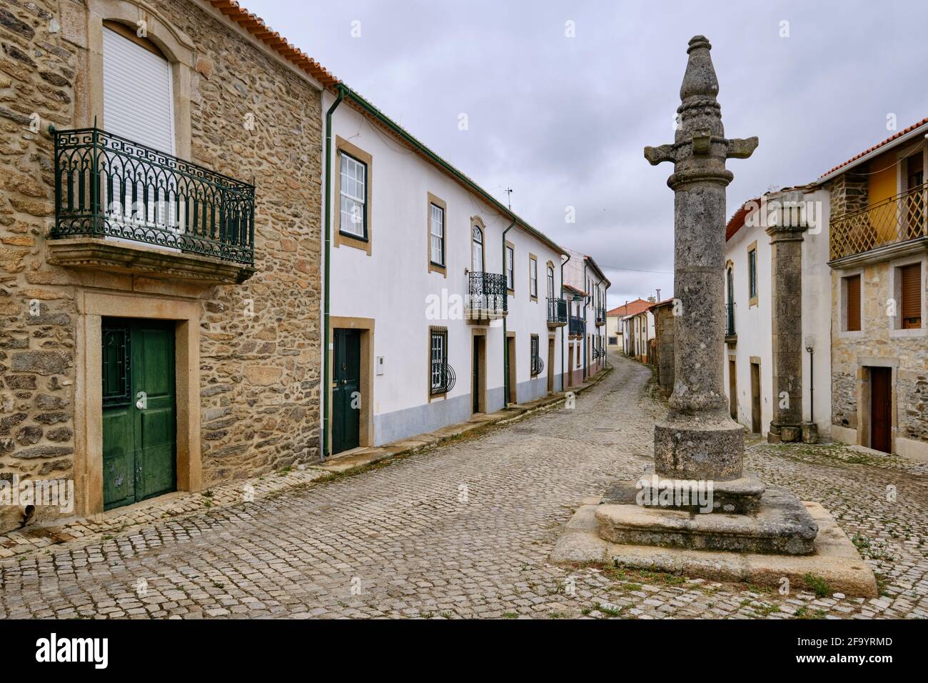 Der steinerne Pilori, Symbol der städtischen Autorität, der auf dem Hauptplatz von Azinhoso steht. Tras os Montes, Portugal Stockfoto