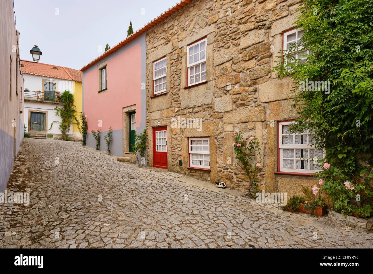 Straße und Häuser des ummauerten Dorfes Almeida, an der Grenze zu Spanien. Beira Alta, Portugal Stockfoto