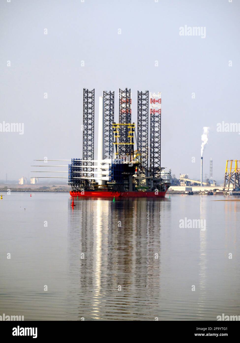 Ein großes, windbeladenes Jack-up-Schiff für Windparkinstallationen Turbinenschaufeln auf dem Gelände des TERRC Hartlepool am Fluss T-Shirts Stockfoto