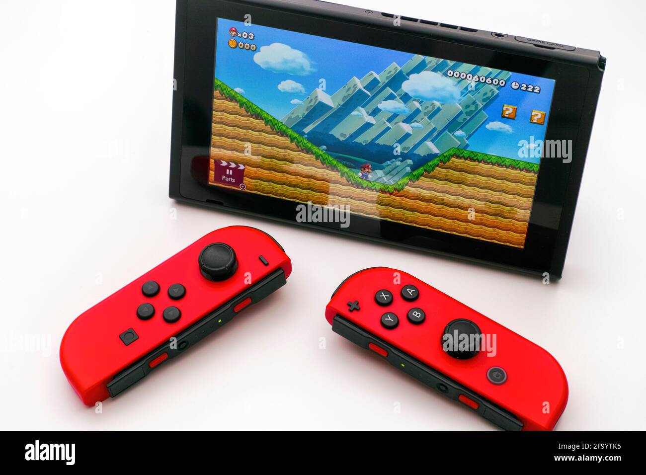 Tambov, Russische Föderation - 27. Dezember 2019 Super Mario Maker 2 Videospiel auf Nintendo Switch Videospielkonsole und zwei rote Joy-Cons auf weißer Rückseite Stockfoto