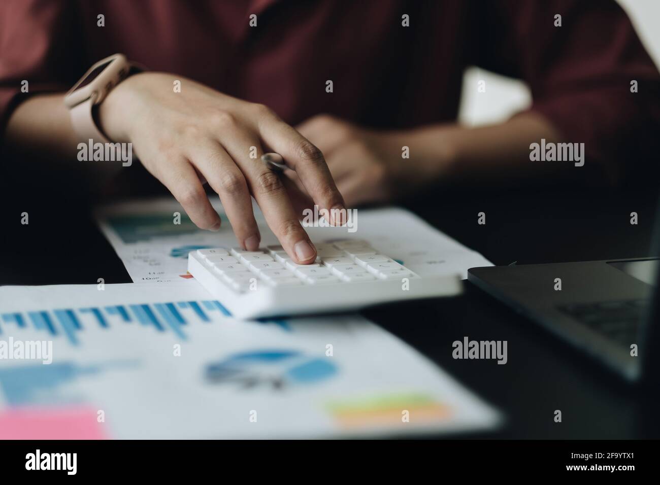 Close up eine Frau arbeitet über finanzielle mit Rechner in seinem Haus, um Ausgaben zu berechnen, Rechnungswesen Konzept. Stockfoto