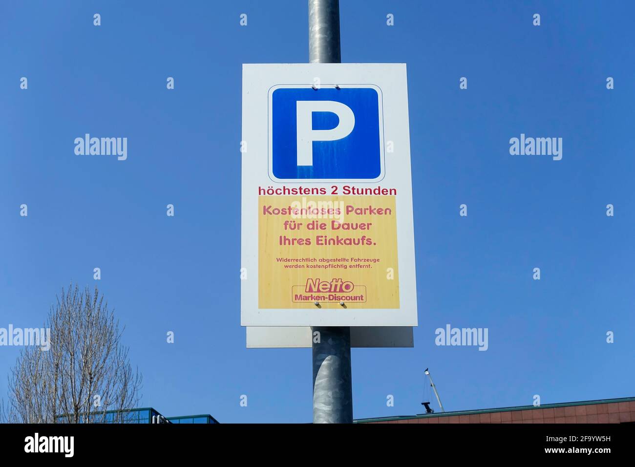 Kostenloser Parkplatz, Supermarkt netto Stockfoto