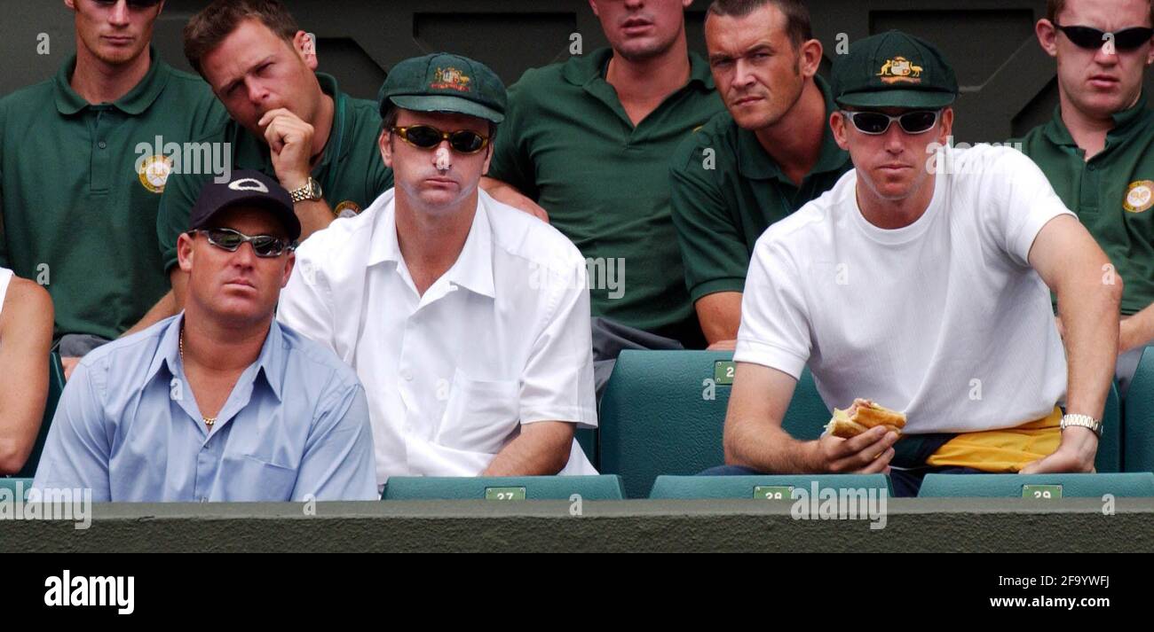 Shane Warne sieht sich das Finale der Herren bei den Wimbledon Tennis Championships an Mit Mitgliedern der australischen Cricket-Nationalmannschaft Stockfoto