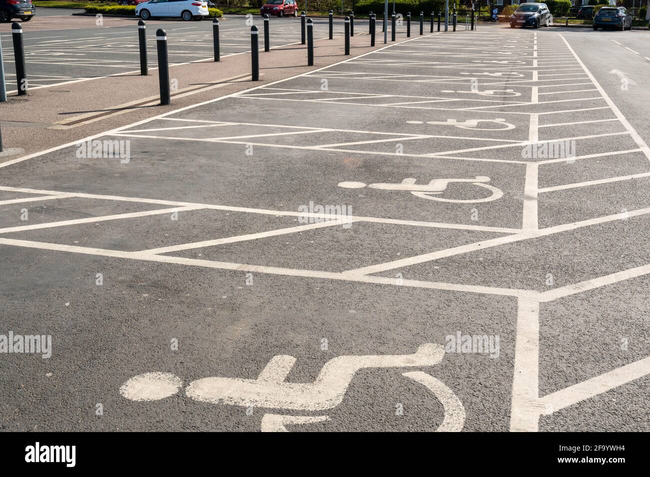 Behindertenparkplatz oder Bucht, reserviert für Menschen mit Behinderungen und zusätzlicher Platz zum Laden eines Rollstuhls auf einem Parkplatz für einen Supermarkt Stockfoto