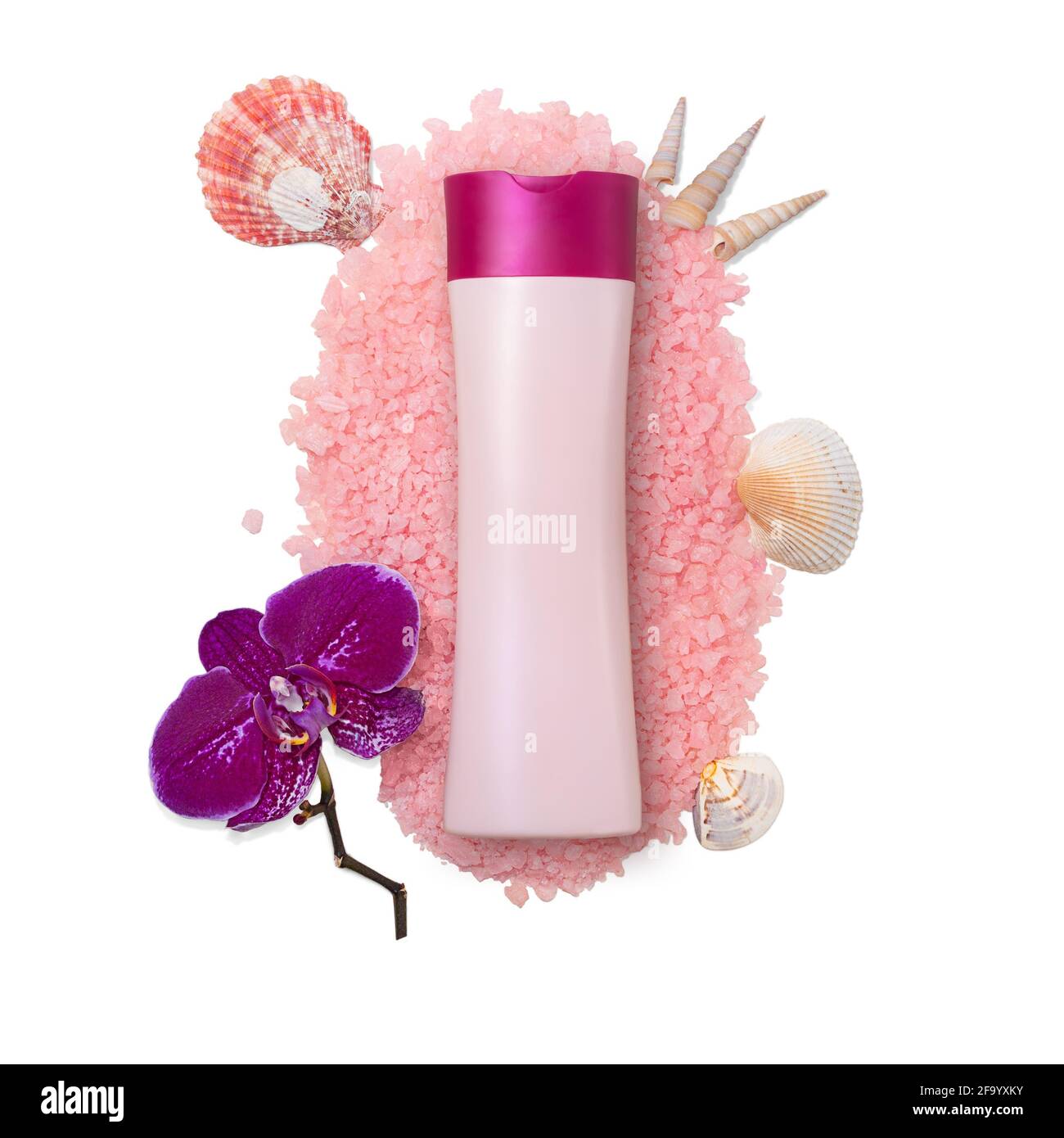 Rosa Flaschenmockup auf Meersalz mit Muscheln, Weichtieren und Orchidee auf weißem, isoliertem Hintergrund. Speicherplatz kopieren Stockfoto