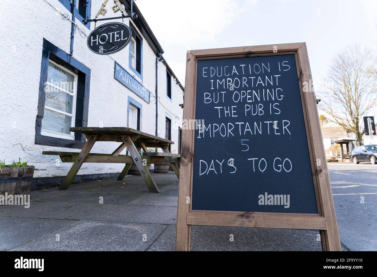 Denholm, Scottish Borders, Schottland, Großbritannien. 21. April 2021. Ein Schild vor dem Auld Cross Keys Inn Hotel und Pub im Dorf Denholm erinnert die Öffentlichkeit daran, dass der Pub 5 Tage vor dem Start wichtiger ist als Bildung, bis er wieder geöffnet werden kann, wenn die Regeln für die Gastfreundlichkeit in Schottland gelockert werden. Iain Masterton/Alamy Live News Stockfoto