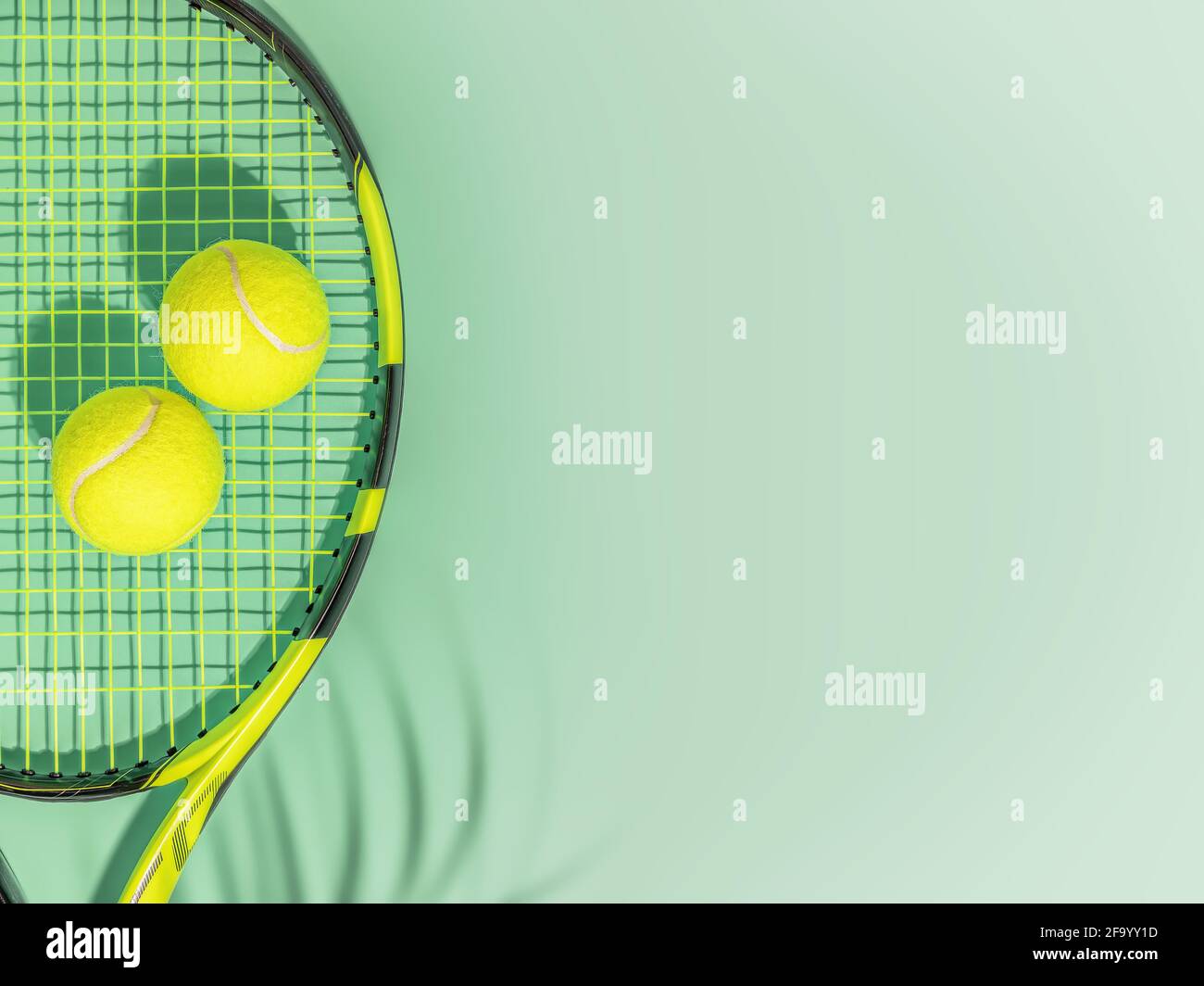 Tennis. Frühjahrssport-Komposition mit gelbem Tennisball und Tennisschläger auf grünem Hintergrund des Tennisplatzes mit Kopierfläche. Sport und gesunder Lebensstil Stockfoto