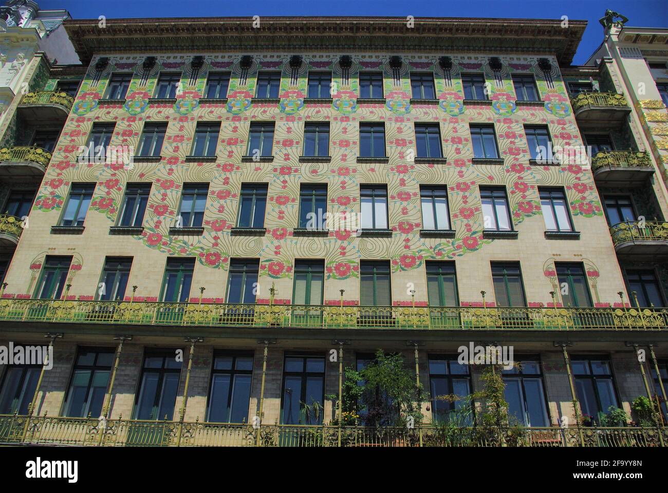 Frontansicht der schönen Jugendstil-Apartments Majolikahaus von Otto Wagner, Wien, Österreich Stockfoto