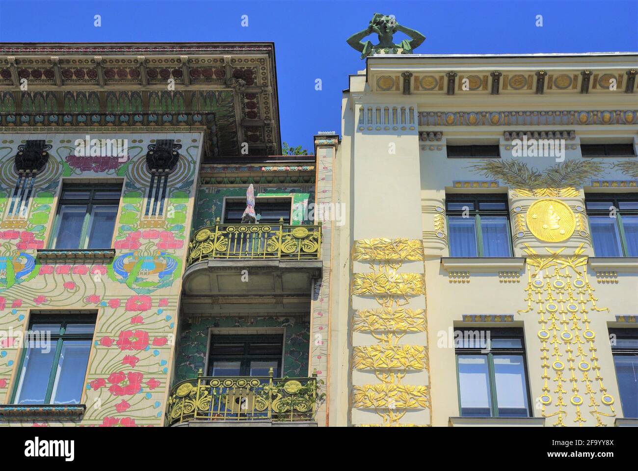 Schönes Jugendstil-Design Majolikahaus & Medallion House Apartments von Otto Wagner, Wien, Österreich Stockfoto