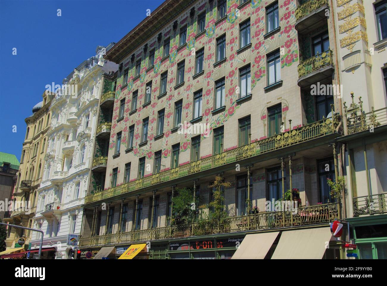 Blick in die schönen Majolikahaus-Apartments im Jugendstil von Otto Wagner, Wien, Österreich Stockfoto