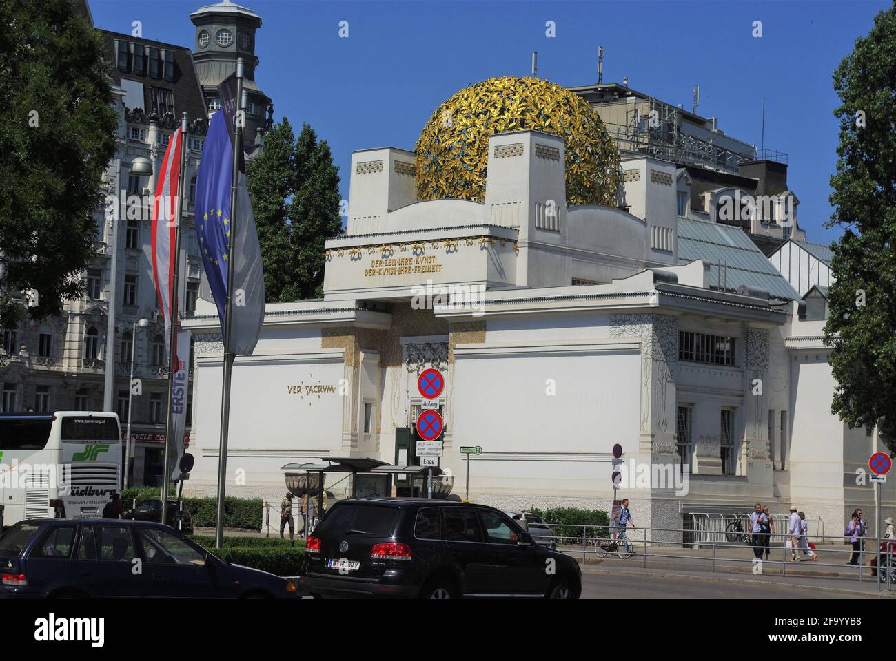 Straßenszene mit dem klassischen Jugendstil-Secession-Gebäude, Wien, Österreich Stockfoto