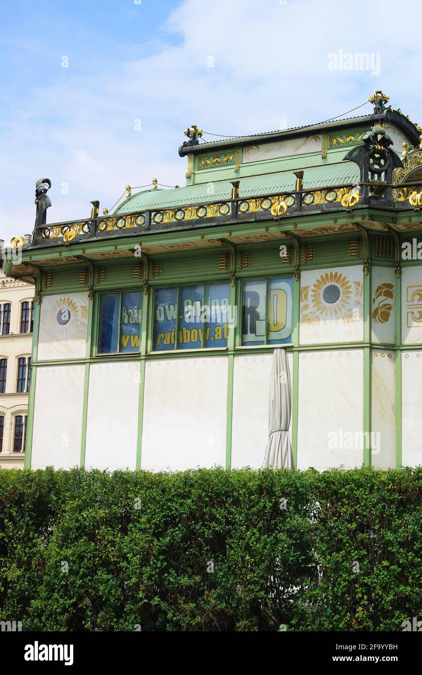 Seitenansicht des Eingangs zum Bahnhof Classic Art Nouveau, entworfen von Otto Wagner, Karlsplatz, Wien, Österreich Stockfoto