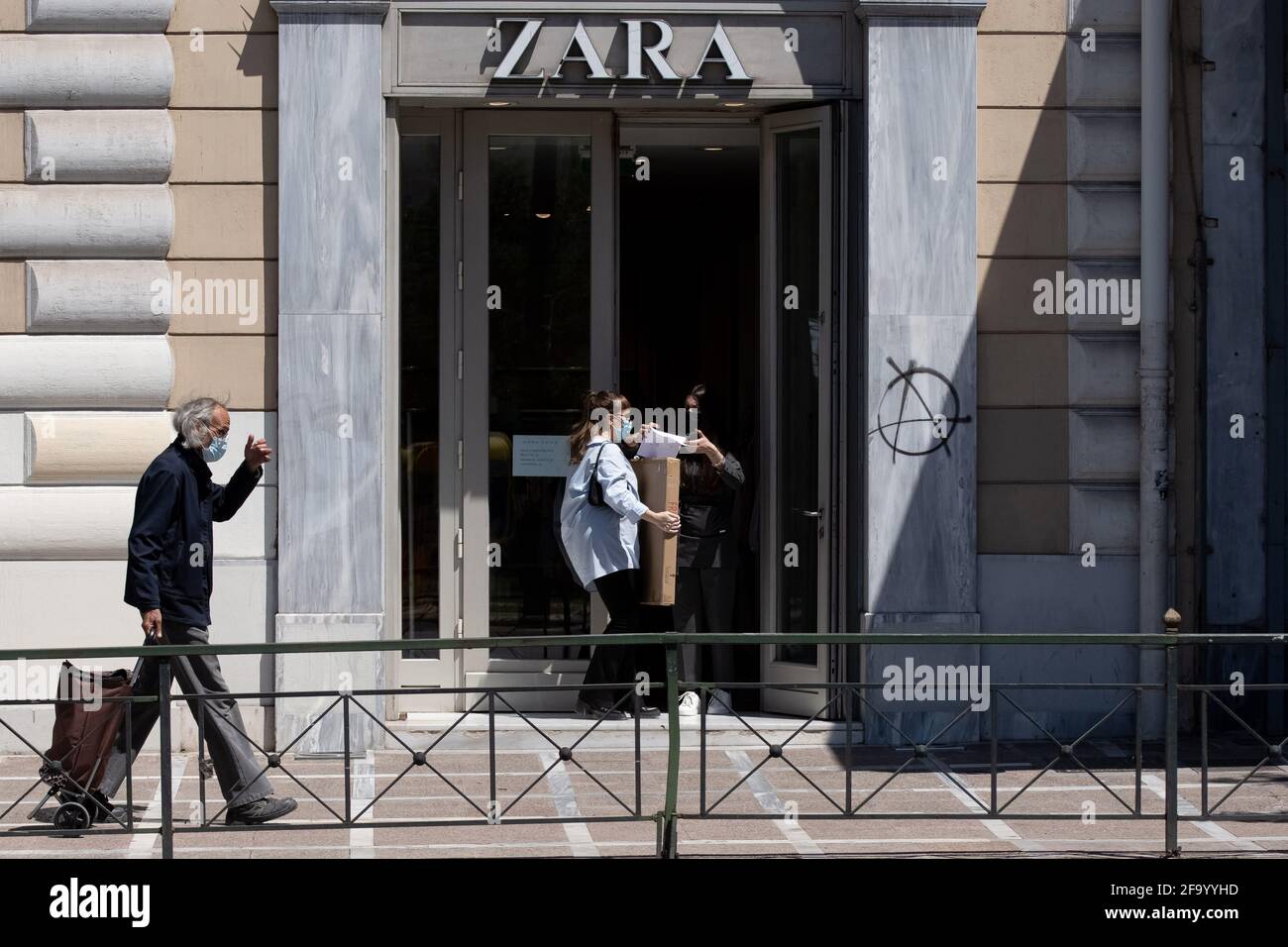 Athen, Griechenland. April 2021. Der Zara-Laden in der Ermou-Straße in der  Nähe des Syntagma-Platzes. (Foto von Nikolas Joao Kokovlis/SOPA Images/Sipa  USA) Quelle: SIPA USA/Alamy Live News Stockfotografie - Alamy