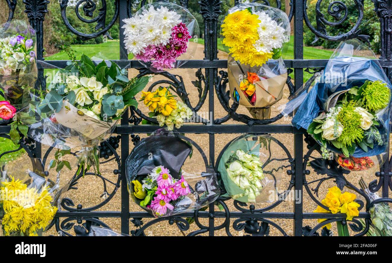 Einige der Blumen, die von der Öffentlichkeit in Sandringham hinterlassen wurden Haus während der öffentlichen Trauer nach dem Tod Des Herzogs von Edinburgh Stockfoto