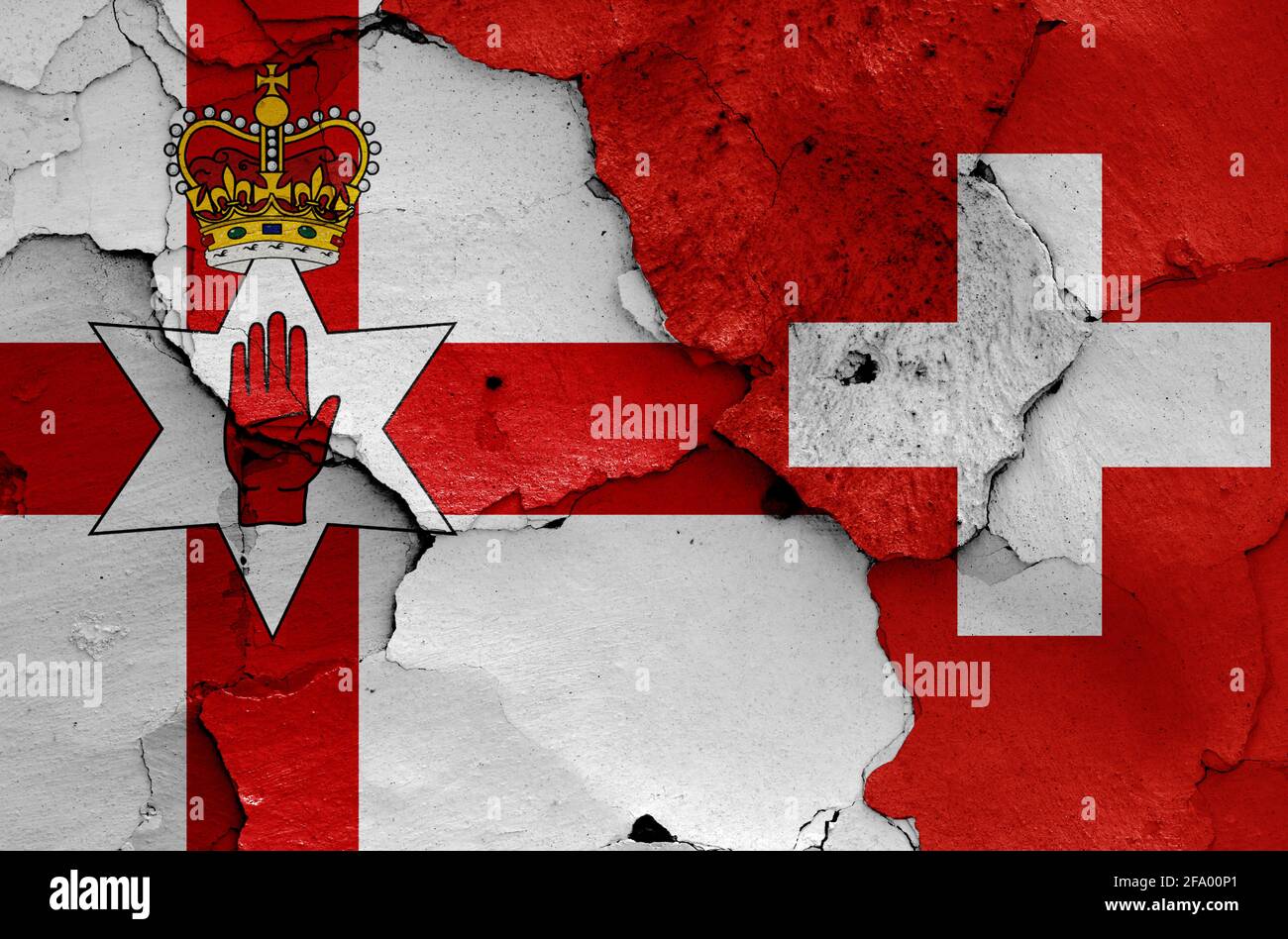 Flaggen von Nordirland und der Schweiz auf rissige Wand gemalt Stockfoto