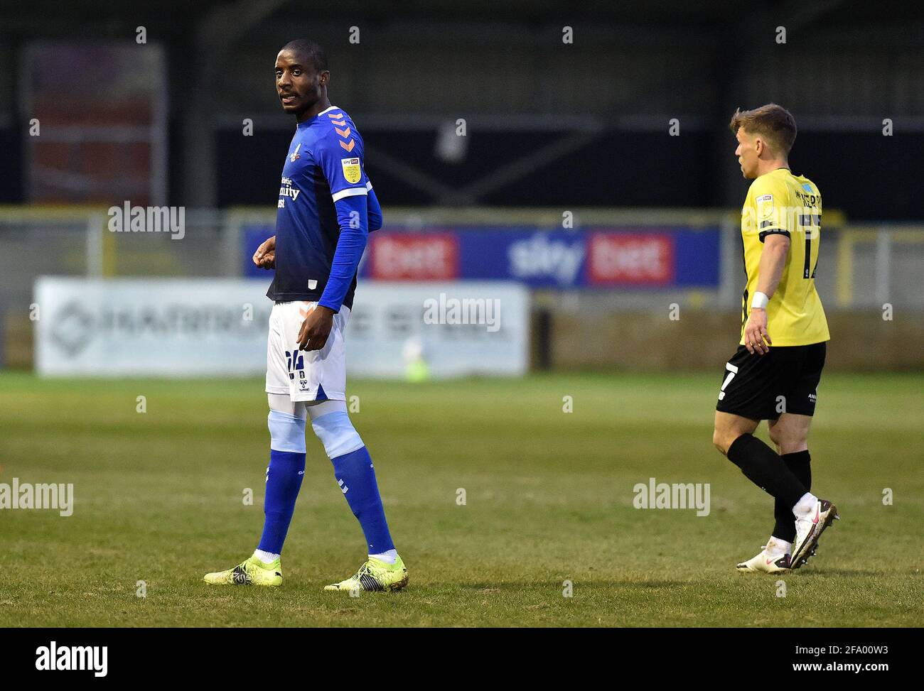 HARROGATE, ENGLAND. APRIL. Oldham Athletic's Dylan Bahamboula während des Sky Bet League 2-Spiels zwischen Harrogate Town und Oldham Athletic in Wetherby Road, Harrogate am Dienstag, den 20. April 2021. (Kredit: Eddie Garvey) Kredit: MI Nachrichten & Sport /Alamy Live Nachrichten Stockfoto