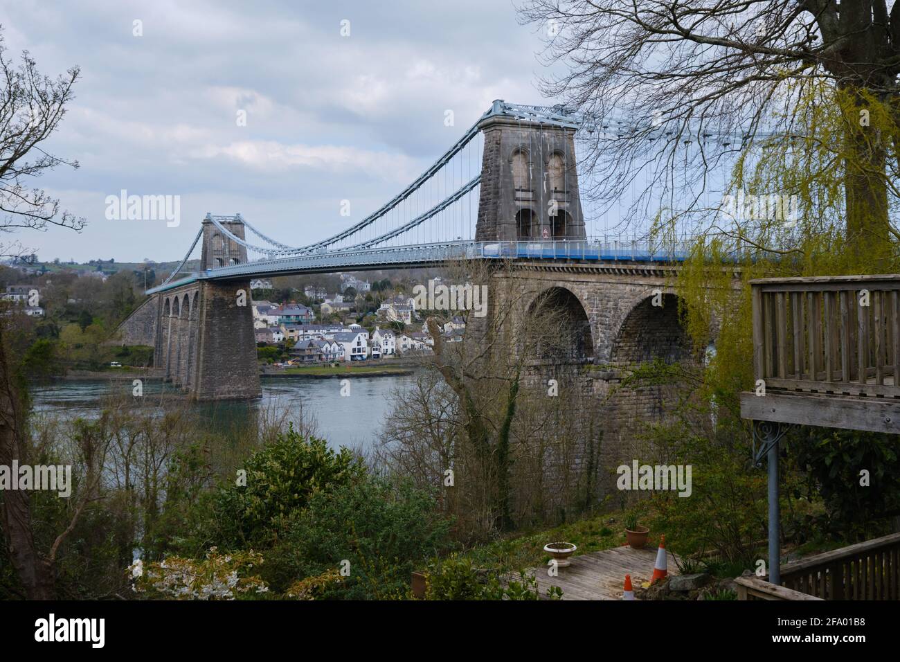 Die Menai Suspension Bridge, die von Westen auf die Bangor-Seite blickt. Stockfoto