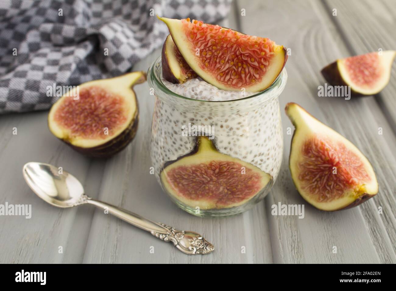 Pudding mit Chia und Feigen auf dem grauen Holzhintergrund. Nahaufnahme. Stockfoto