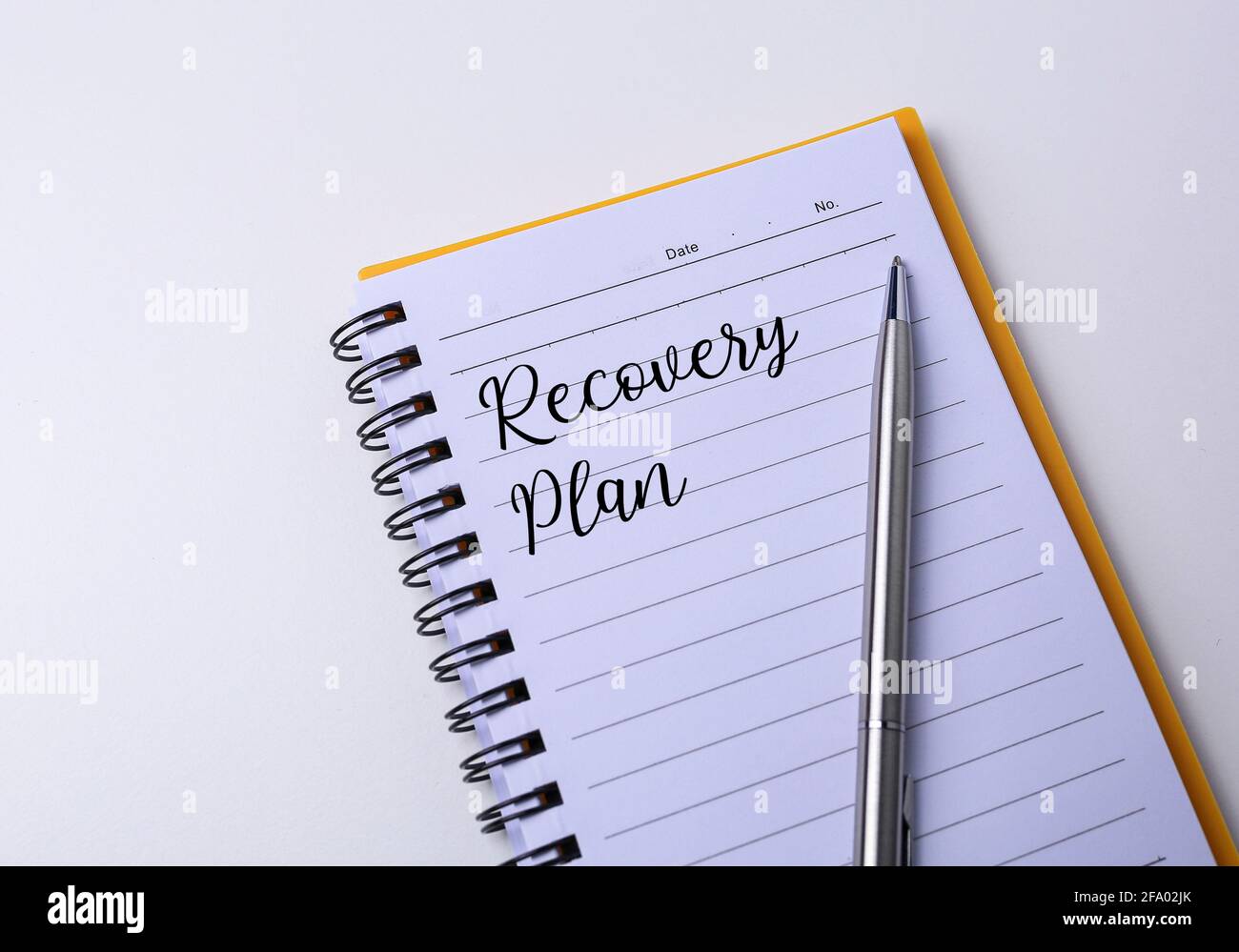 Recovery-Plan auf einem Notebook geschrieben. Stockfoto