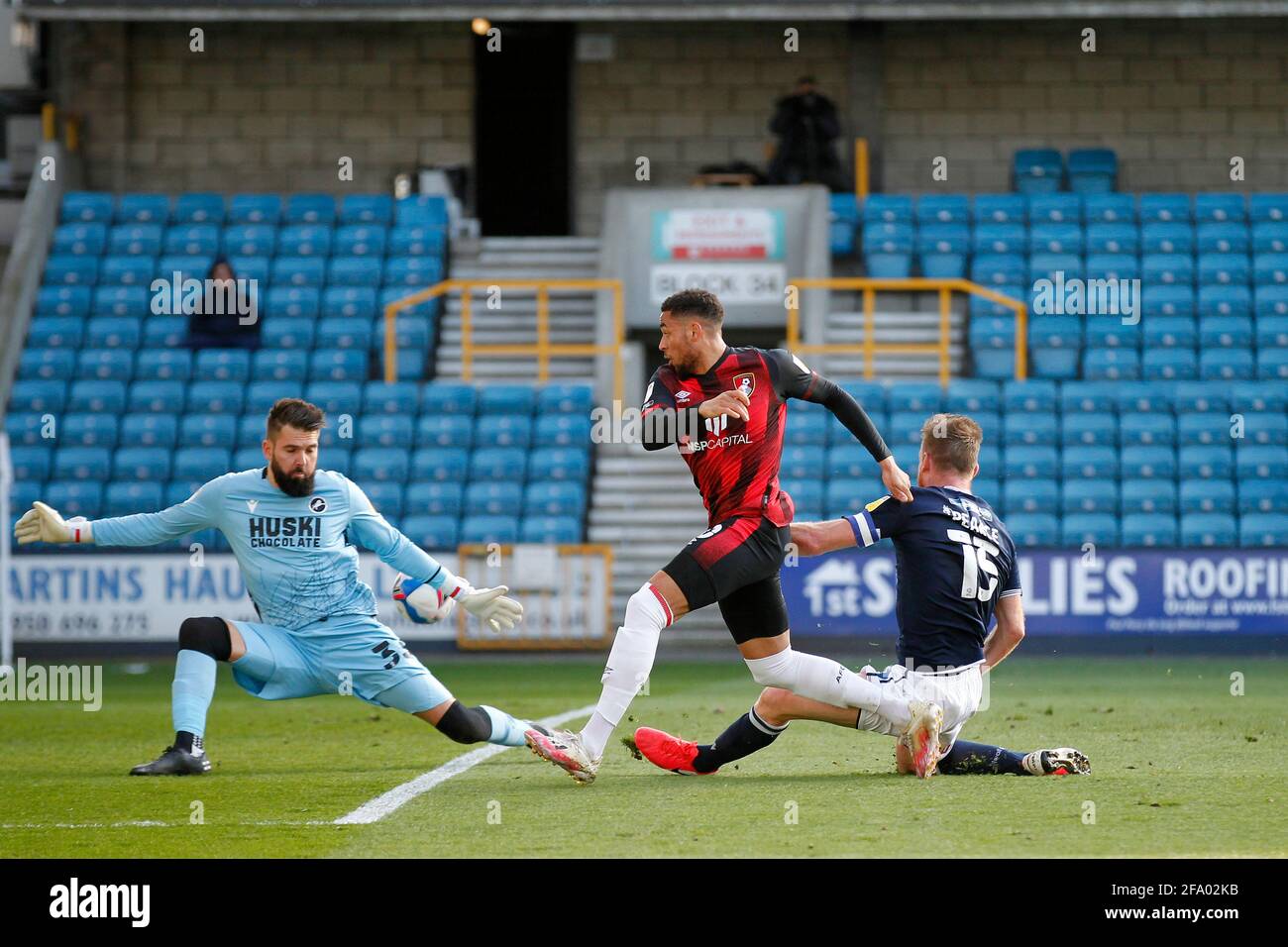 London, Großbritannien. April 2021. TOR - Arnaut Danjuma vom AFC Bournemouth schiebt den Ball an Bartosz Bia?kowski von Millwall während des EFL Sky Bet Championship-Spiels zwischen Millwall und Bournemouth am 21. April 2021 in Den, London, England, vorbei. Foto von Carlton Myrie. Nur zur redaktionellen Verwendung, Lizenz für kommerzielle Nutzung erforderlich. Keine Verwendung bei Wetten, Spielen oder Veröffentlichungen einzelner Clubs/Vereine/Spieler. Kredit: UK Sports Pics Ltd/Alamy Live Nachrichten Stockfoto