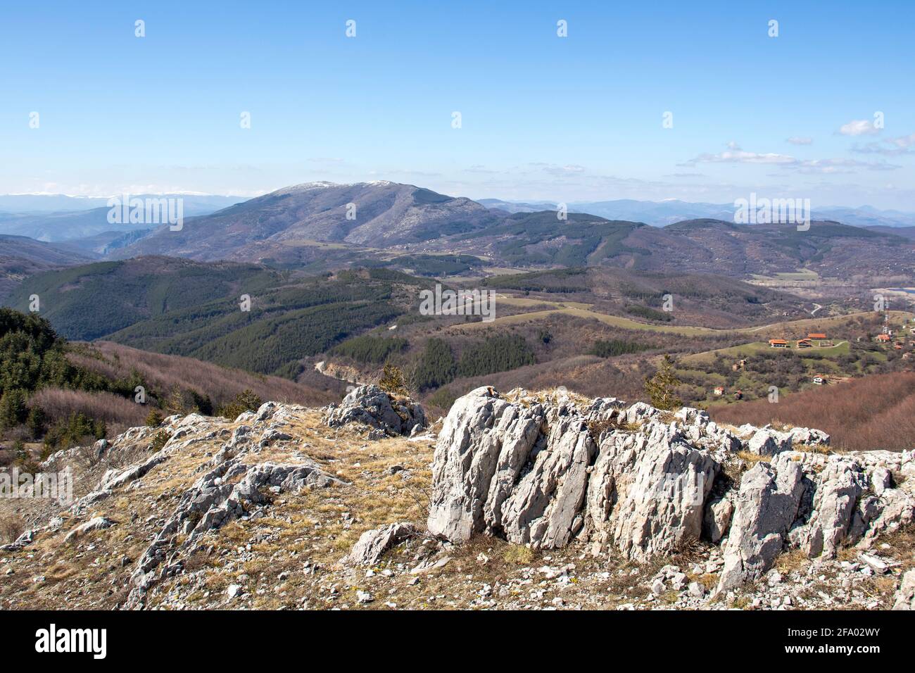 Luftaufnahme des Berges Konyavska, Kyustendil Region, Bulgarien Stockfoto