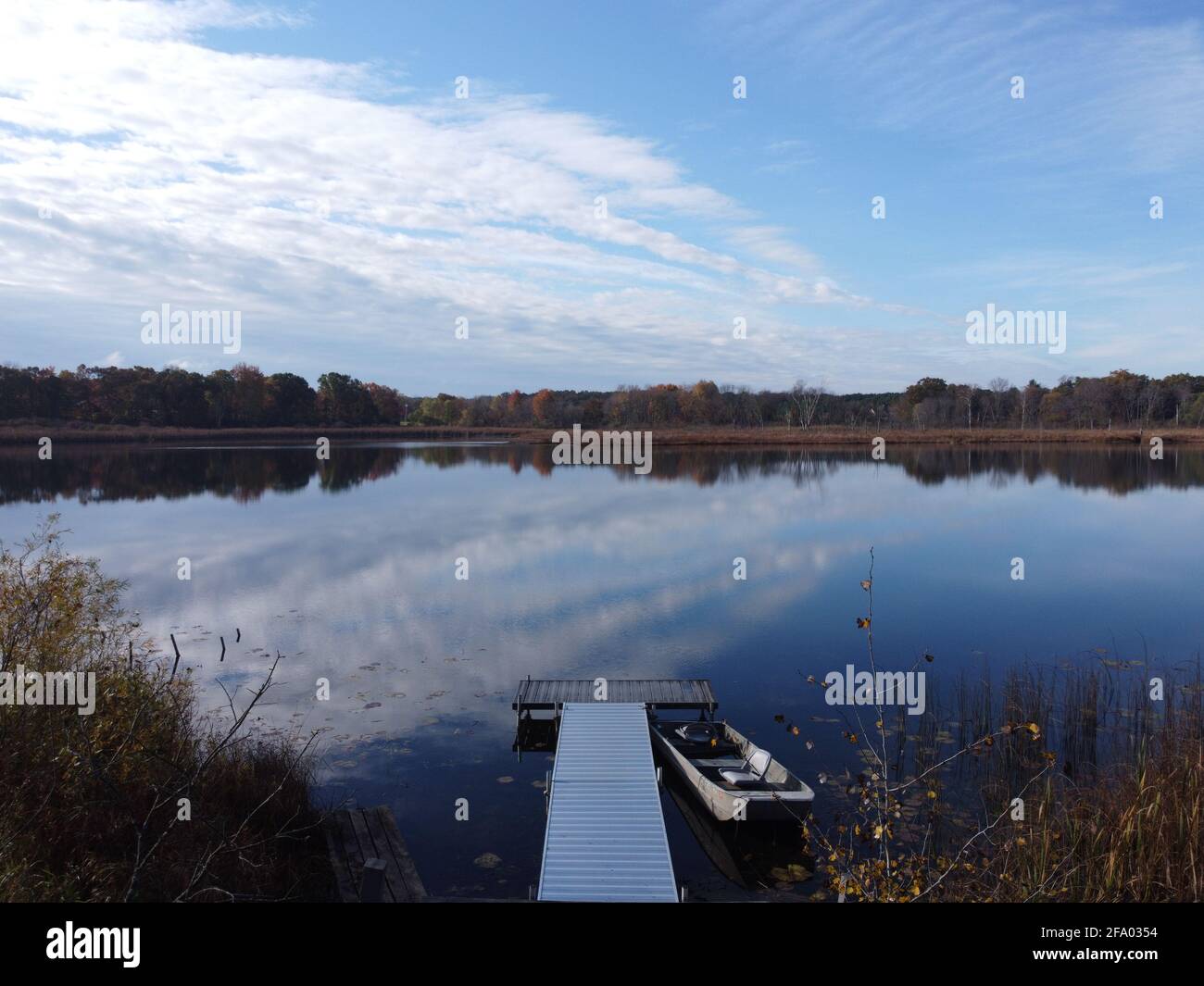 Kleine Bootsanlegestelle auf dem Michigan Lake im Landesinneren Stockfoto
