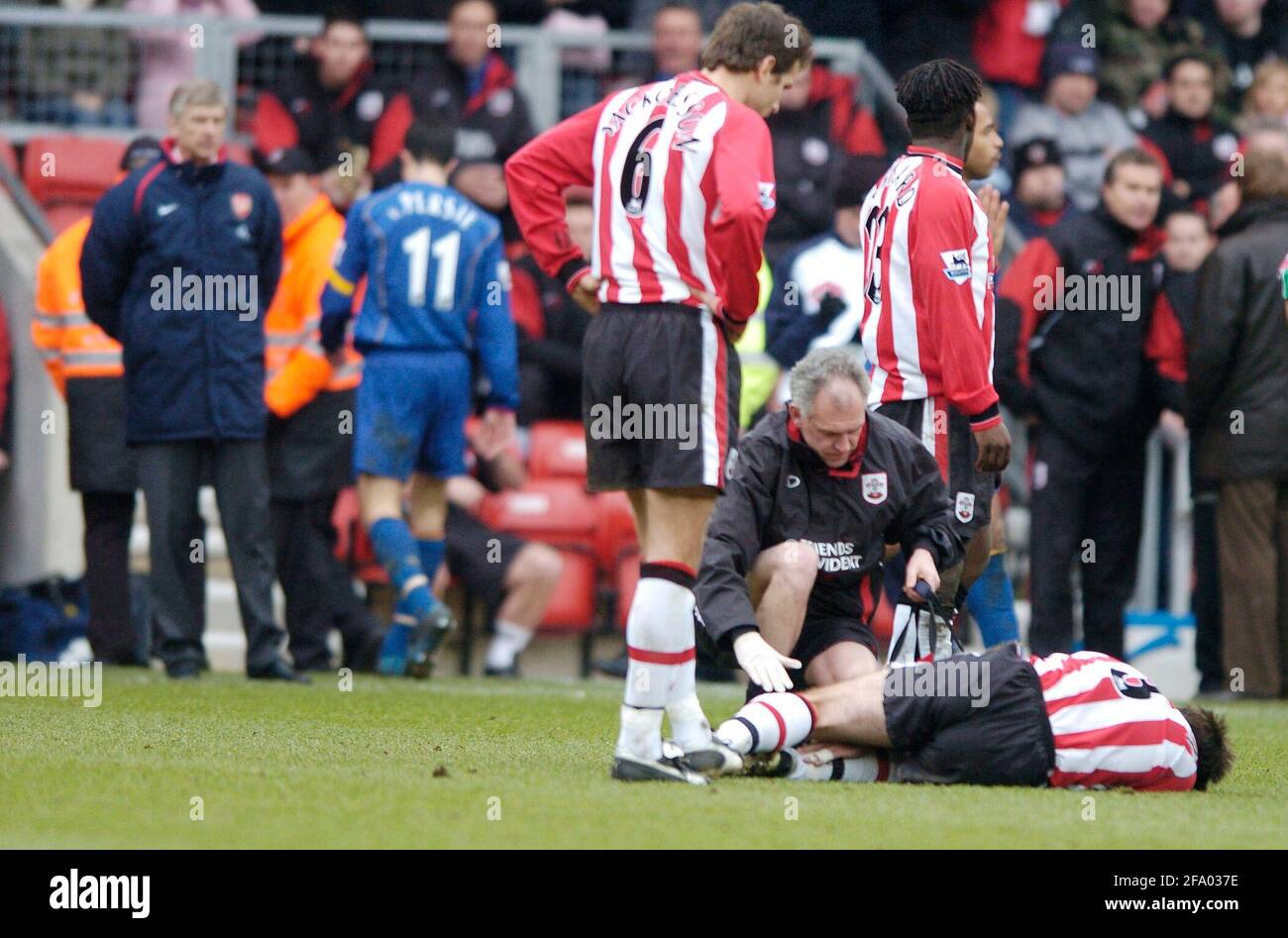 SOUTHAMPTON V ARSENAL van persie wird nach dem Braining abgeschickt Down le saux 26/2/2005 BILD DAVID ASHDOWNPREMIERSHIP FUSSBALL Stockfoto