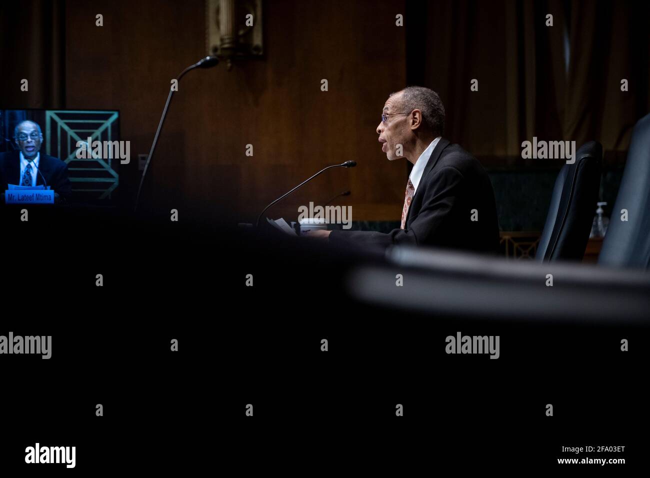 Washington, Vereinigte Staaten Von Amerika. April 2021. Lateef Mtima, Professor für Recht an der Howard University School of Law, erscheint am Mittwoch, den 21. April 2021, vor einem Senatsausschuss für die Justiz - Unterausschuss für geistiges Eigentum zur Verbesserung des Zugangs und der Inklusivität im Patentsystem: Unleashing America's Economic Engine im Dirksen Senate Office Building in Washington, DC. Quelle: Rod Lamkey/CNP, weltweite Nutzung Quelle: dpa/Alamy Live News Stockfoto