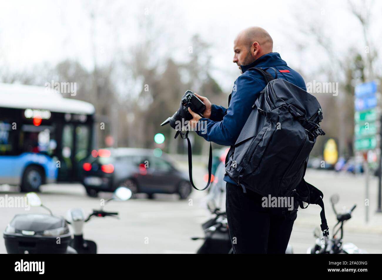 Mann, der auf dem Kamerabildschirm auf der Straße auf das Foto schaut Stockfoto