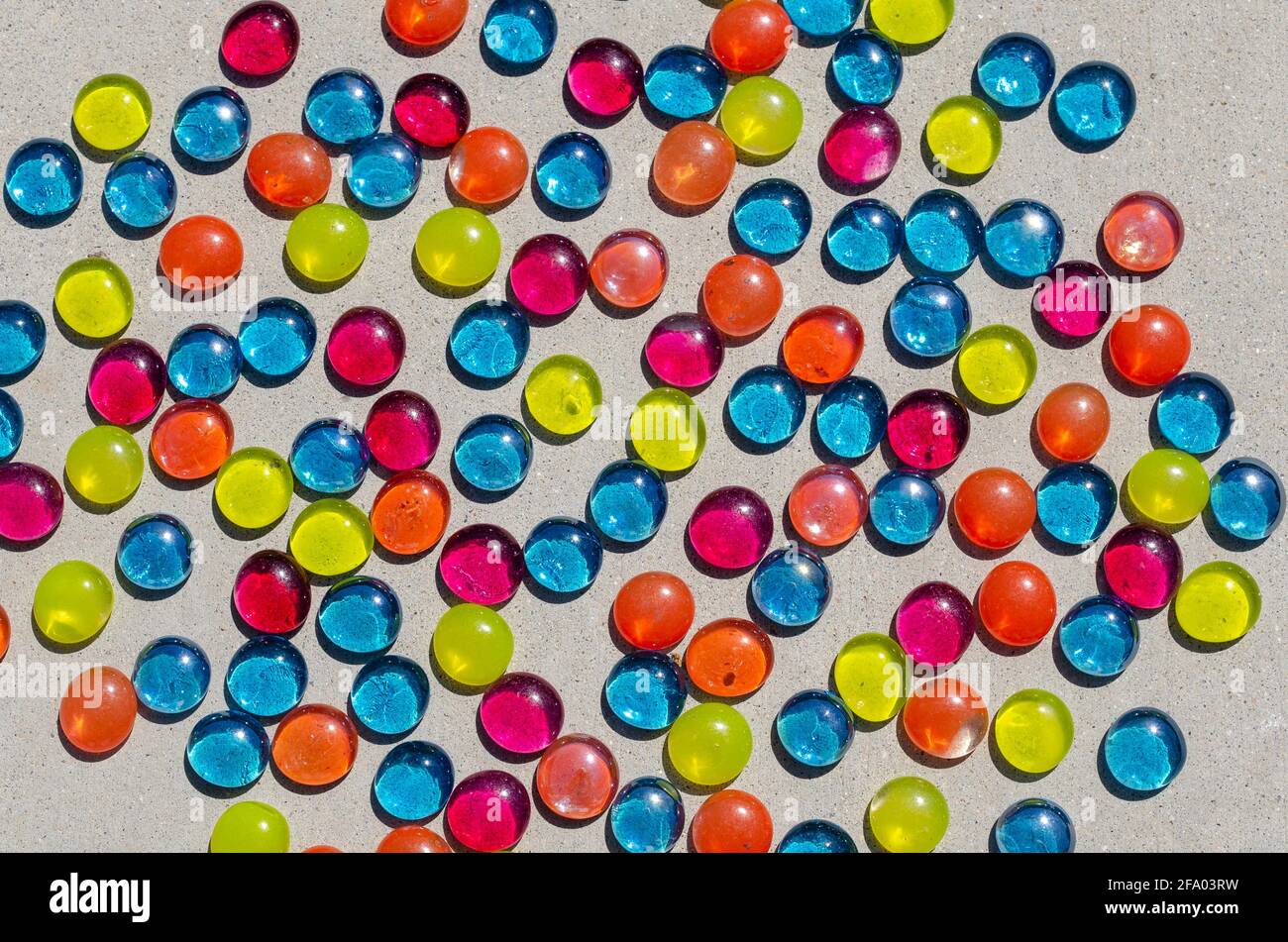 Bunte Glasperlen auf weißem Hintergrund. Stockfoto