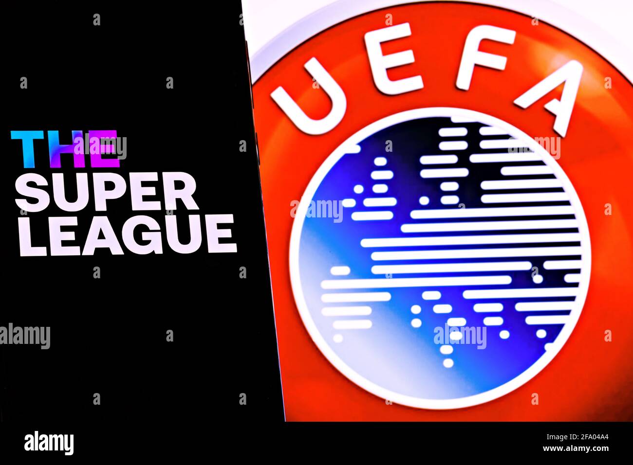 Redaktionelles Foto zum Thema Super League versus UEFA. Selektiver Fokus auf Foto. Illustratives Foto für Nachrichten über die Super League und UEFA-Konfrontation Stockfoto