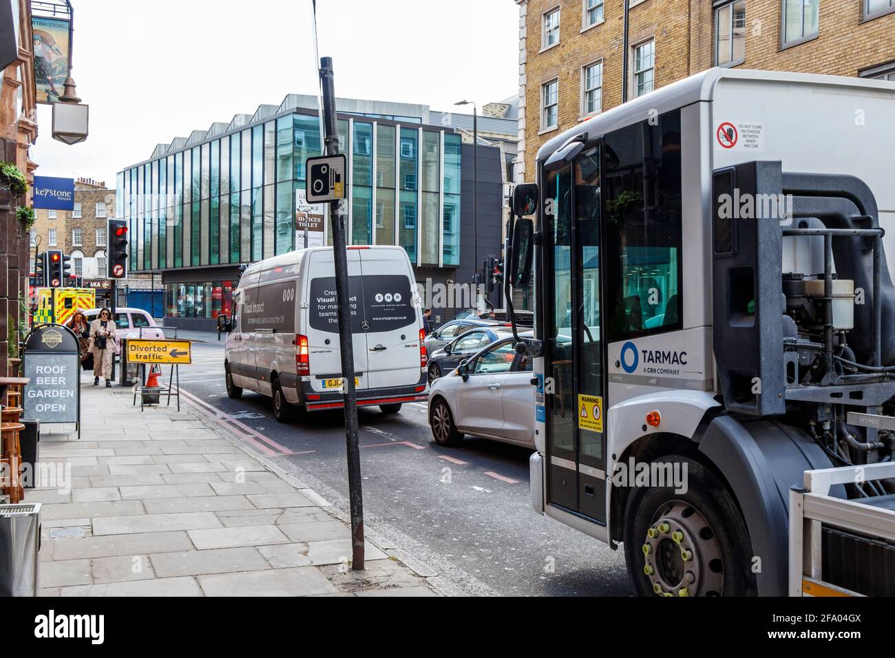 Verkehr auf der Caledonian Road bei King's Cross am ersten Tag der Lockerung der Sperrungsbeschränkungen im April 2021, London, Großbritannien Stockfoto