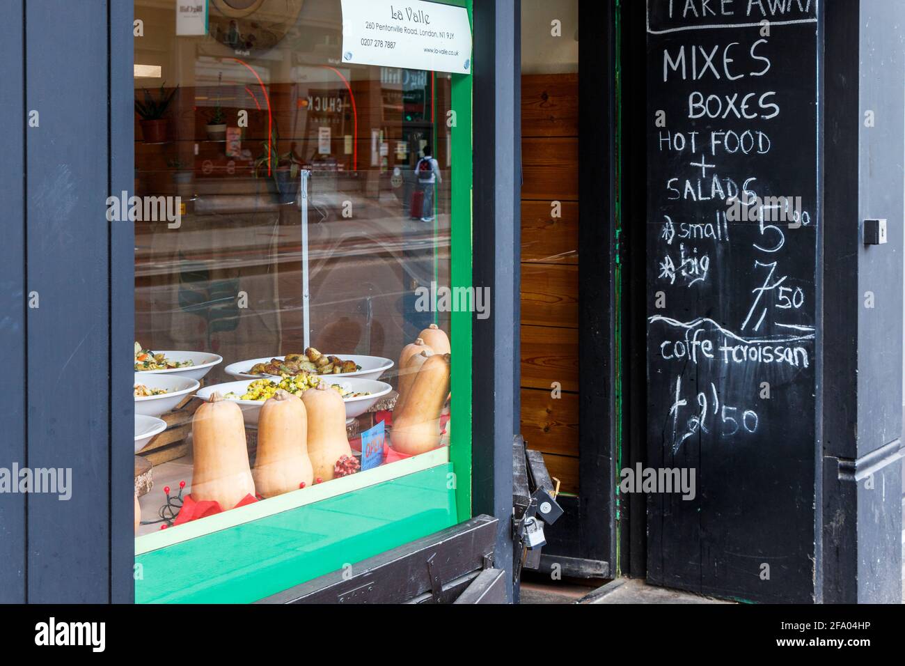 Am ersten Tag der Lockerung der Sperrungsbeschränkungen sollten Sie sich Essen zum Mitnehmen und kleine Mahlzeiten im Fenster von La Valle, einem Café in der Pentonville Road, King's Cross, mitnehmen Stockfoto