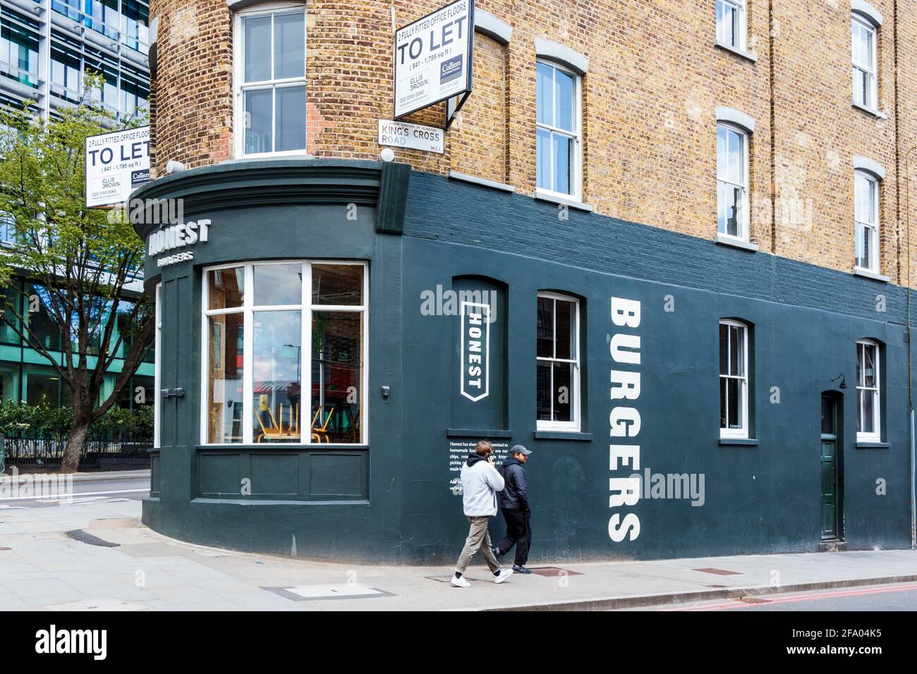 Eine Niederlassung von Honest Burgers an der Ecke King's Cross Road, die während der Coronavirus-Sperre im April 2021 in London, Großbritannien, geschlossen wurde Stockfoto