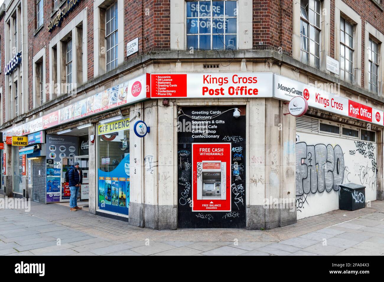 Graffiti rund um einen Geldautomaten im King's Cross Post Office an der Ecke Euston Road und Belgrove Street, London, Großbritannien Stockfoto