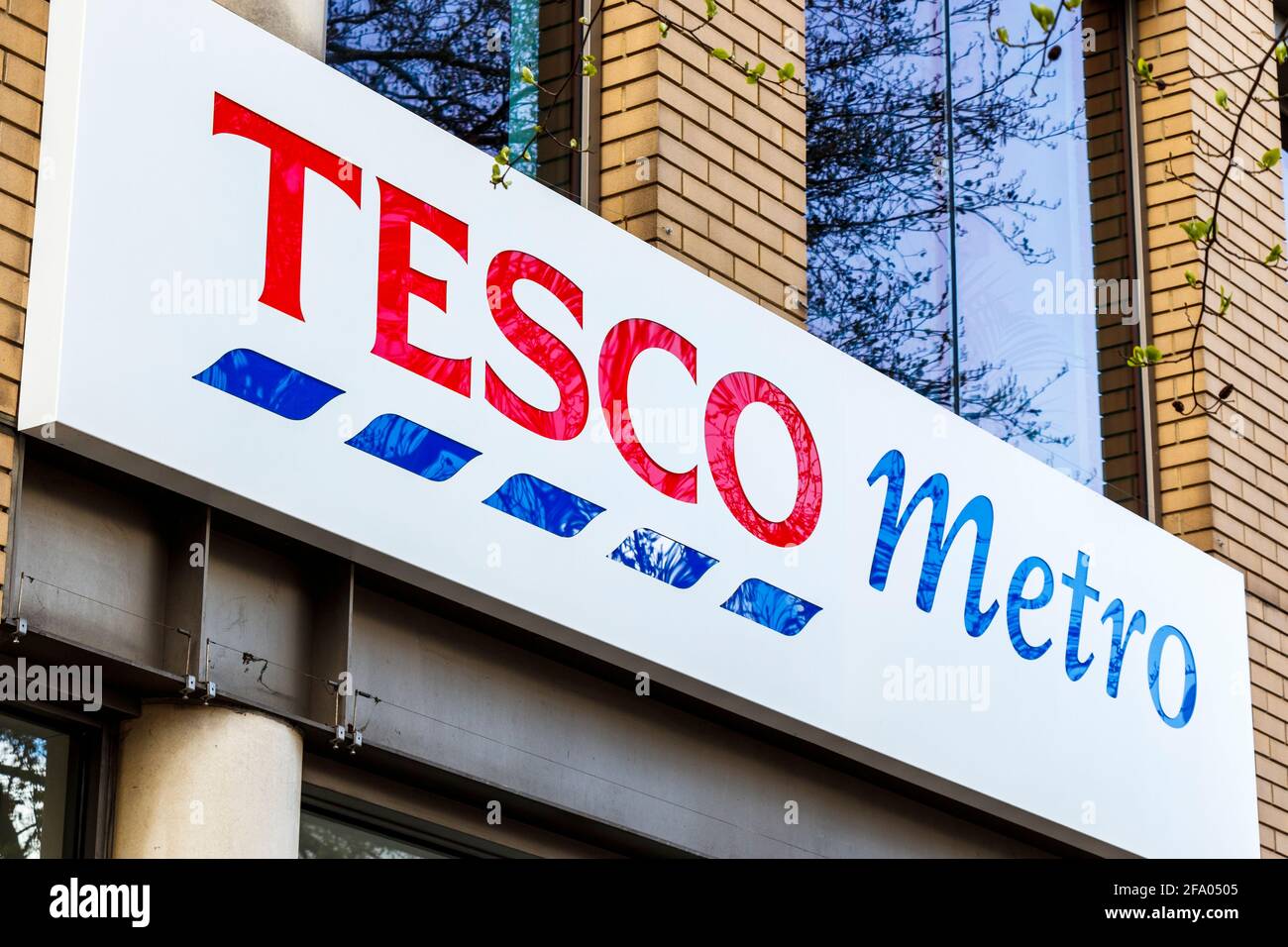 Schild über einer Niederlassung der Tesco Metro an der Caledonian Road, King's Cross, London, Großbritannien Stockfoto